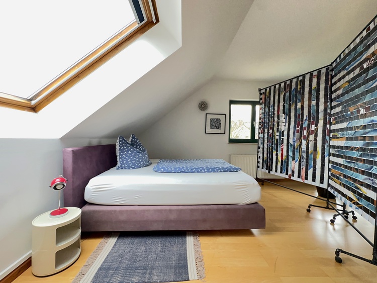 Wohnzimmer mit separiertem Schlafbereich und Loggia