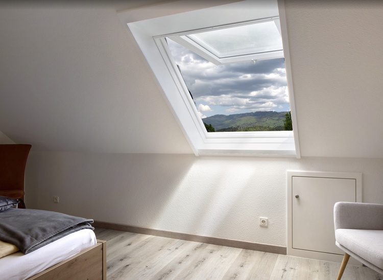 Blick aus dem Schlafzimmer ins Tal und auf die Berge