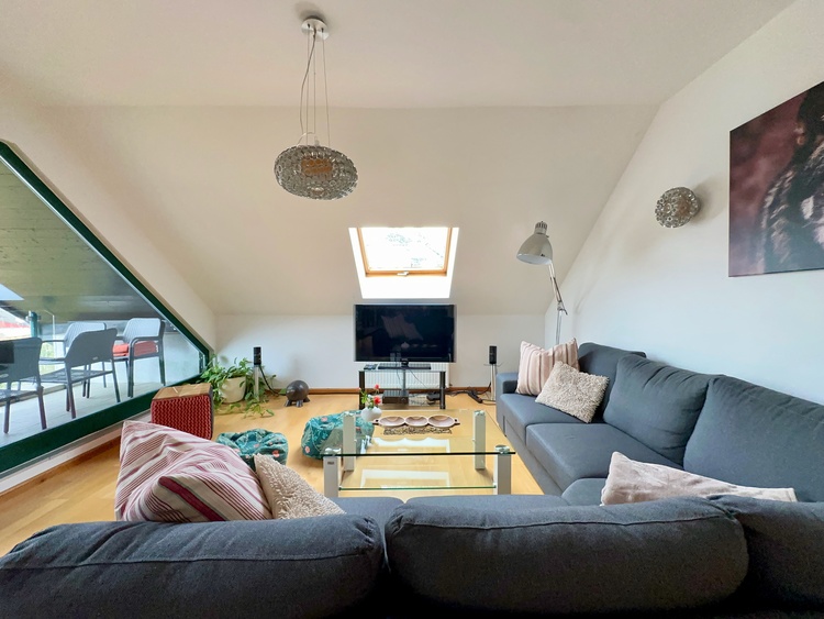 Wohnzimmer mit separiertem Schlafbereich und Loggia