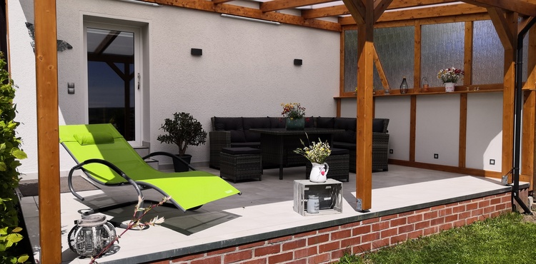 Große überdachte Terrasse