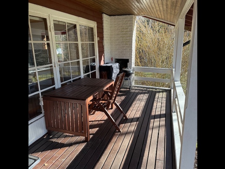 Terrasse mit Blick in den Wald