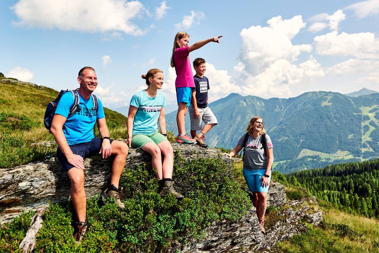 Wanderer genießen den Ausblick in die "Hohen Tauern"