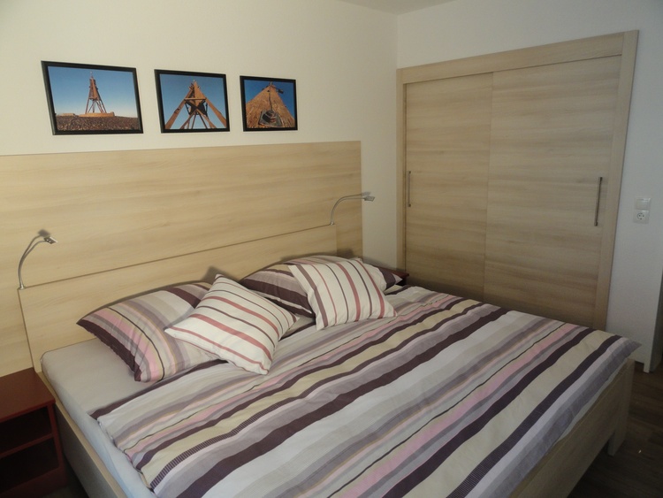 Schlafzimmer mit Doppelbett 2,00x2,00m, großer Schiebetürenschrank