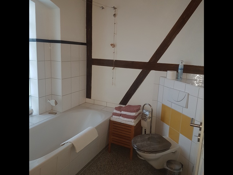 Bad mit Duschwanne, WC, Waschbecken, Waschmaschine