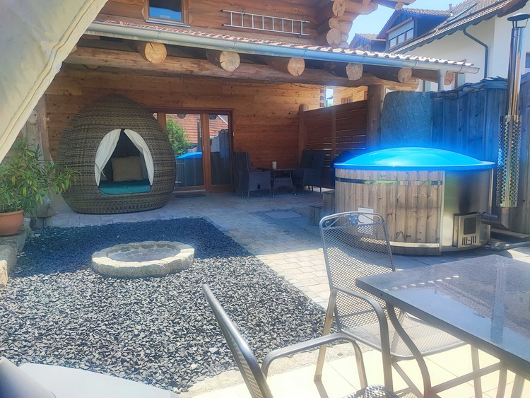 Garten mit Jacuzzi