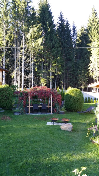 Laube. Feuerkörbe, und offener Grill