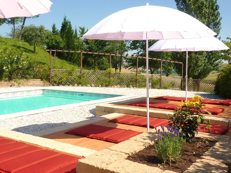 Liegeflächen am Pool