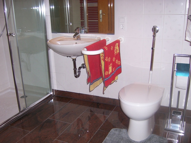 Das Bad unten im Parterre