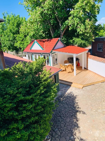 Innenhof mit Gartenhaus