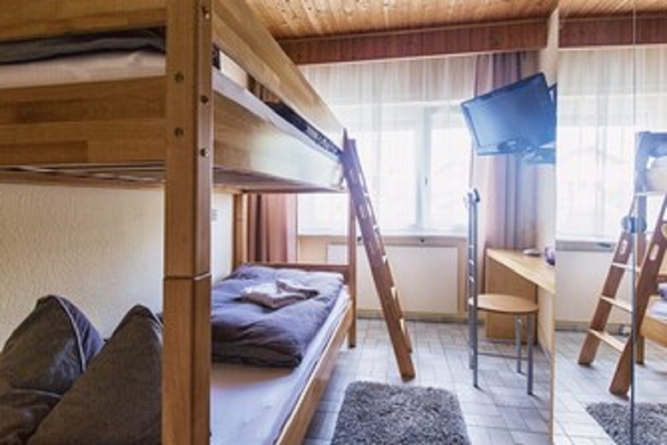 Etagenbett für Erwachsene und Internet TV