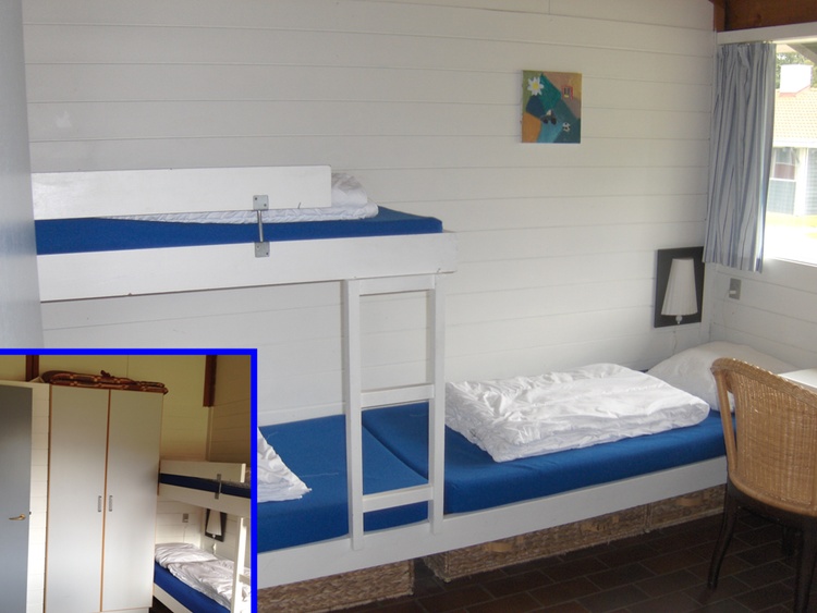 Zimmer mit drei Betten. Viel Schrankraum. Kinderbett und Hochstuhl sind auch vorhanden