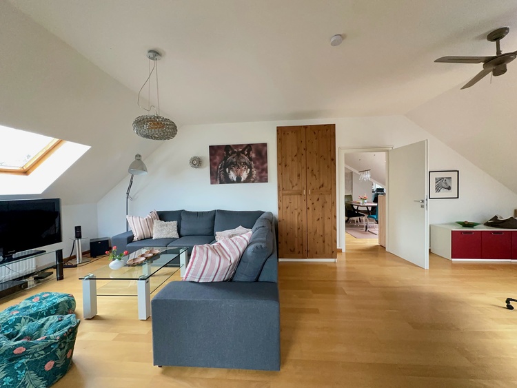 Wohnzimmer mit separiertem Schlafbereich und Loggia