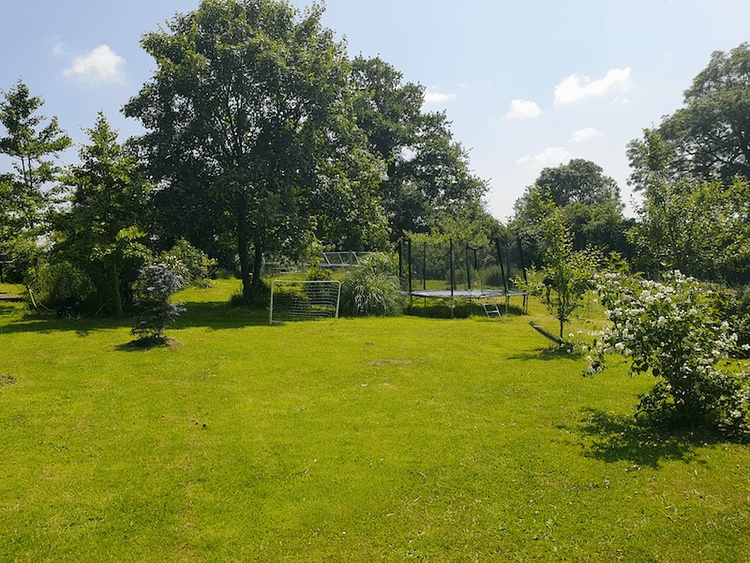 Spielgarten mit Schaukeln, Tor und Trampolin
