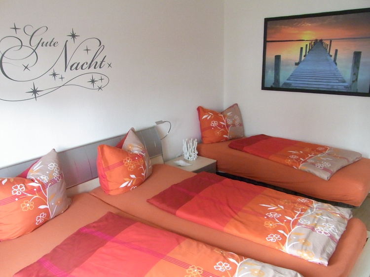 Schlafzimmer mit Doppel- und Einzelbett