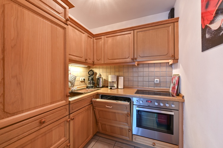 Küche mit Spülmaschine und 4 Platten Herd