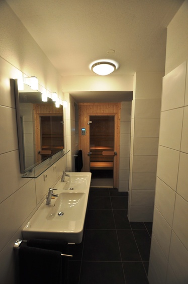 Badezimmer mit Dusche und Doppelwaschbecken (Infrarotkabine nur im Erdgeschoss)