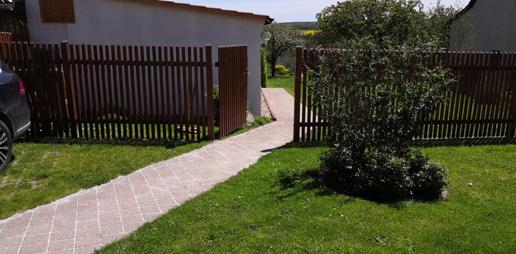 Parlplatz vor dem Grundstück