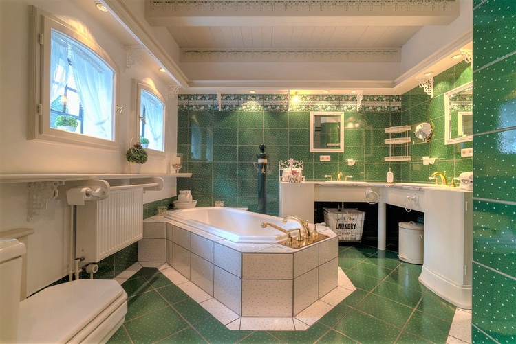 Badezimmer mit Wanne & Dusche