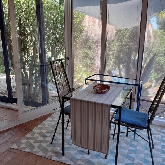 Der im Haus sich befindende Wintergarten mit Blick in die Natur ,Uebergang zur separaten Kueche.