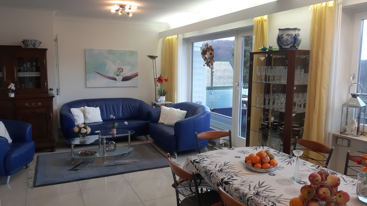 Große Fenster mit Blick zum Schwarzwald