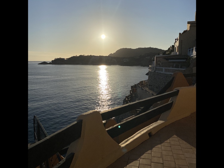 Abendstimmung auf den Sonnenterrassen unten am Wasser