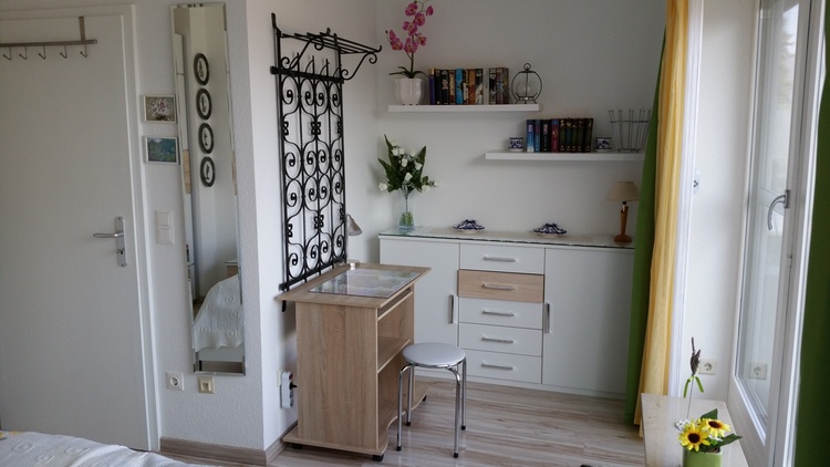 Auch eine kleine Schreibecke ist da.