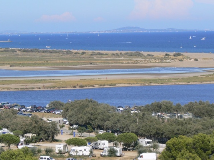Blick über Lagune und Mittelmeer bis Agde