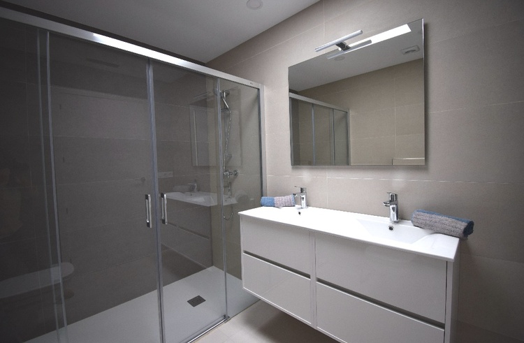 grosses Badezimmer mit ebenerdiger XXL-Dusche, Doppelwaschbecken und WC