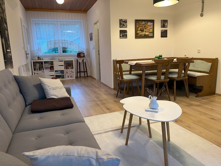 Wohnzimmer mit Essecke