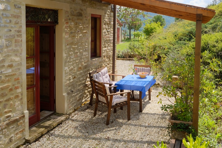 Überdachter Sitzplatz vor der Tür