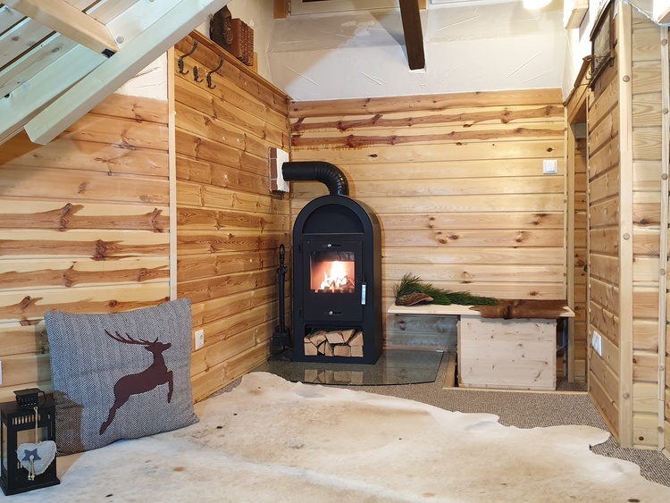 Gemütlicher Holzofen im Schlafzimmer