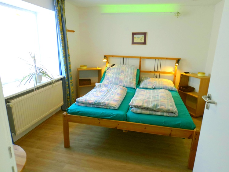 unteres Schlafzimmer, Lattenroste elektr. verstellbar, eig. TV mit DVD