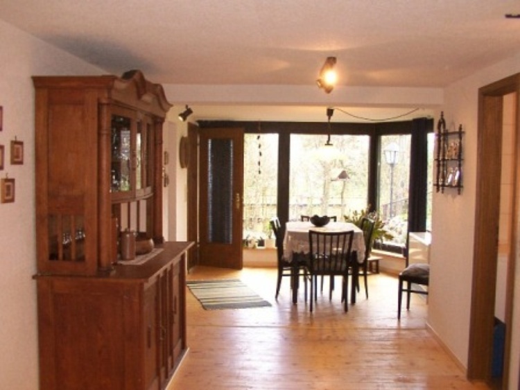 Essbereich mit großer Fensterfront