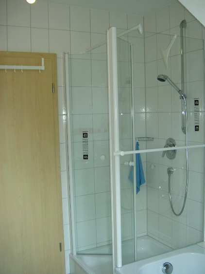 Bad mit Waschbecken/Dusche/Wanne/WC