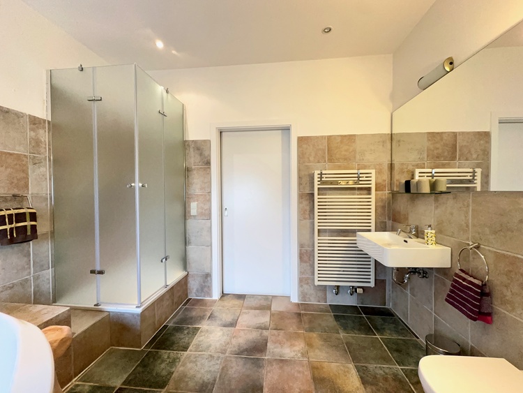 Badezimmer mit separater Dusche