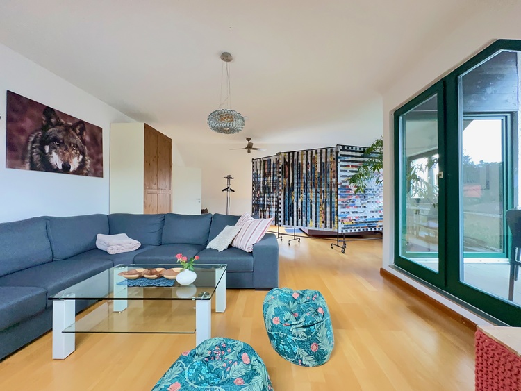Wohnzimmer mit separiertem Schlafbereich und Loggia