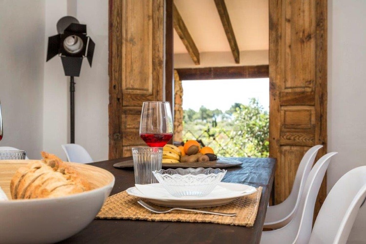 Ein gedeckter Tisch im Essbereich mit Blick auf die Veranda