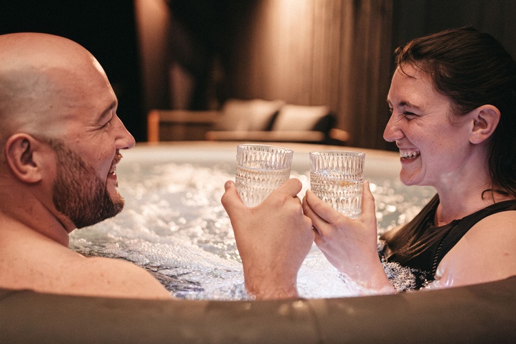 Entweder mit eigenem Whirlpool oder Sauna
