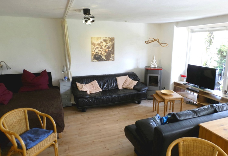 untere Wohnküche, links das mit Vorhängen abtrennbare französ. Bett