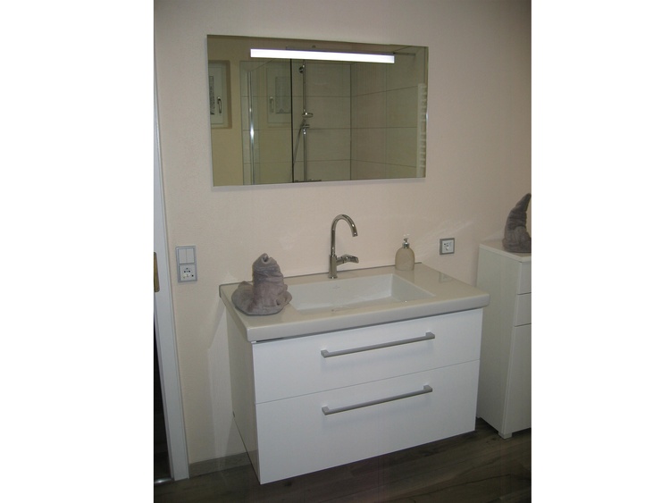 Waschtisch mit beleuchtetem Spiegel