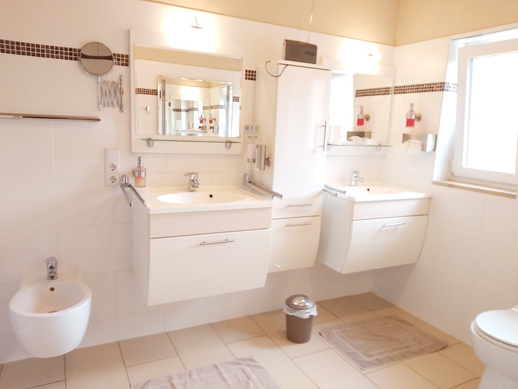 Bad mit Doppelwaschbecken, WC und Bidet