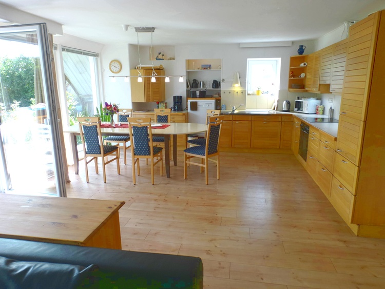 untere Wohnküche, Platz für 12 Pers. am Tisch, Blick zum Kanal