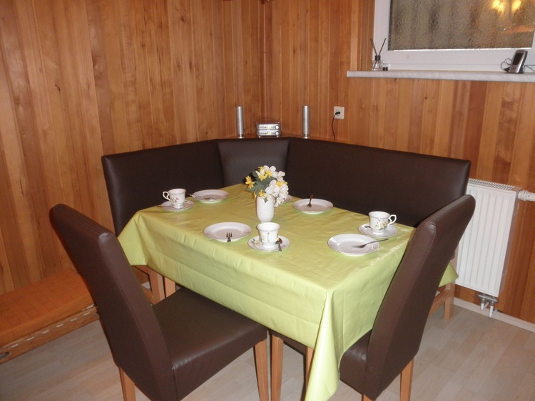 Essecke direkt neben der Küche