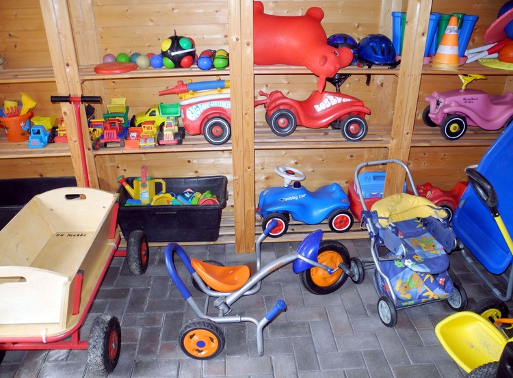 Spielgeräte im Gartenhaus
