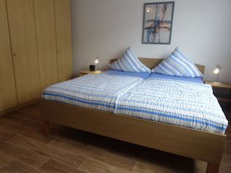 Komfortabel, geräumiges Schlafzimmer mit hohen Betten, allergikergerecht