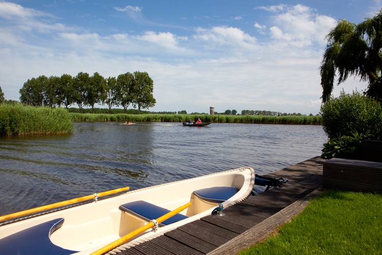 Ruderboot am Wasser "De Delft".