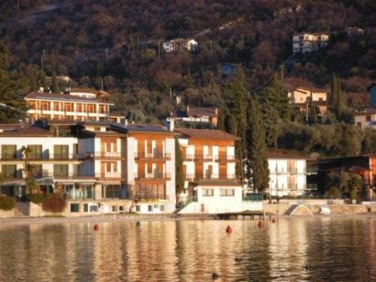 60m über dem See ist Casa Rosalia