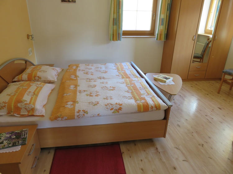 Schlafzimmer in Ferienwohnung Morgensonne mit Platz für ein drittes Bett