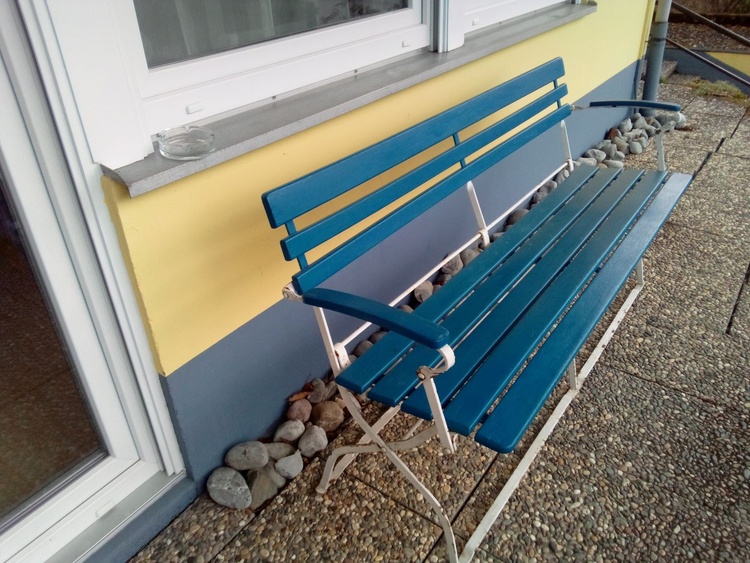 Bank auf der Terrasse zum gemütlichen Verweilen