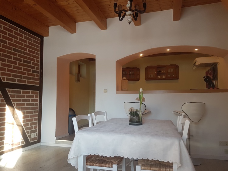 Esstisch mit Barbereich zur Küche